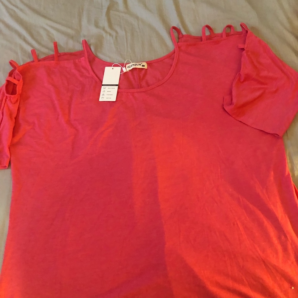 3/4 sleeve shirt. Open sleeves